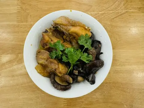 Hình ảnh Cơm gà kho nấm