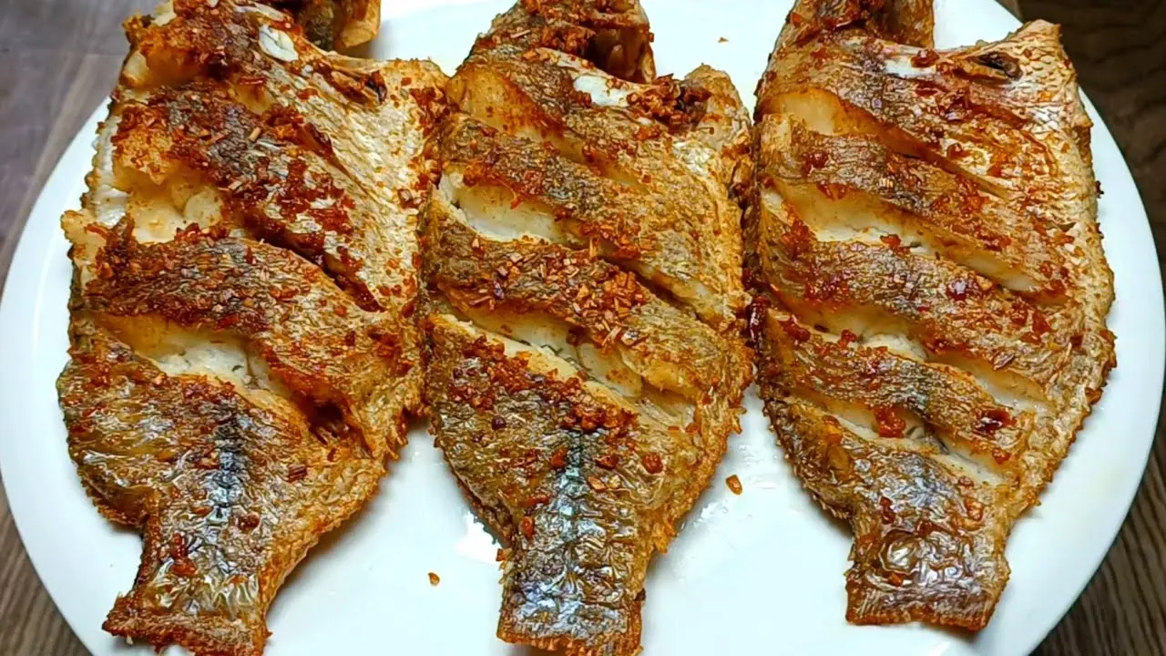Hình ảnh Cơm cá chiên sả ớt + 1 ly nước