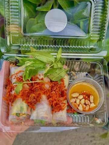 Hình ảnh Bánh tráng cuốn chấm muối béo