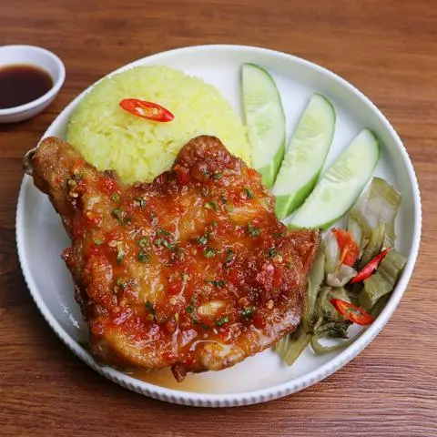Hình ảnh Cơm Gà Xốt Thái (Đùi Cánh Quạt)