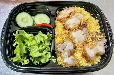 Hình ảnh cơm ba rọi chiên giòn mắm tỏi 