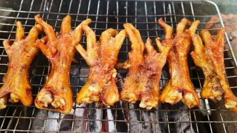 Hình ảnh Chân gà nướng sa tế 