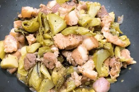 Hình ảnh Cơm Thịt Heo Xào Cải Chua