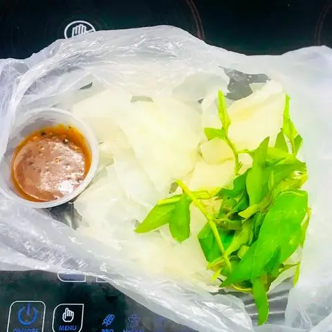 Hình ảnh Bánh tráng dẻo chấm sốt muối tắc 