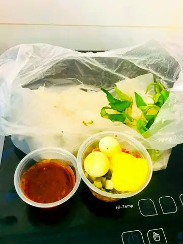 Hình ảnh Bánh tráng dẻo chấm sốt muối tắc mỡ hành bơ 