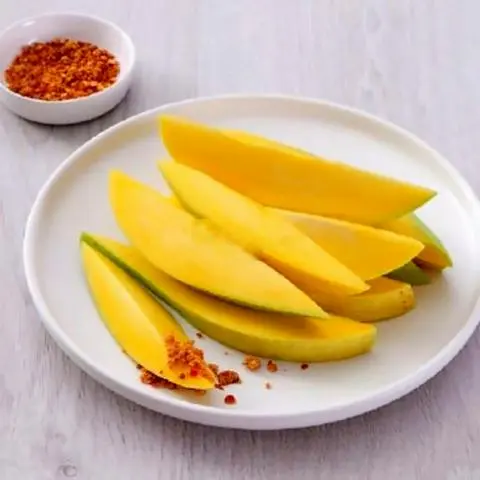 Hình ảnh Xoài sống cắt sẵn chua ngọt chấm muối tôm