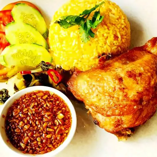 Hình ảnh Cơm gà mắm tỏi má đùi