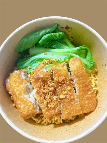 Hình ảnh Mì siêu cay má đùi gà