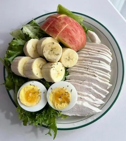 Hình ảnh Thịt heo luộc - trứng - chuối - táo - salad