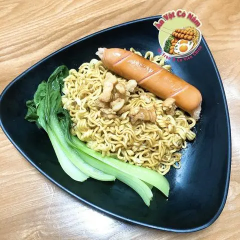 Hình ảnh Mì trộn indomie xúc xích Đức - tóp mỡ