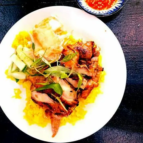 Hình ảnh Cơm đùi gà nướng rút xương