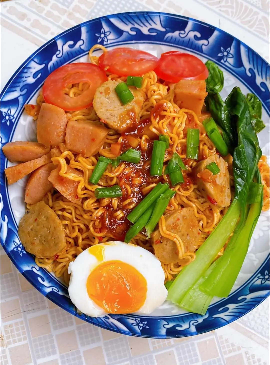 Hình ảnh mỳ trộn indomi xúc xích,trứng ốp 