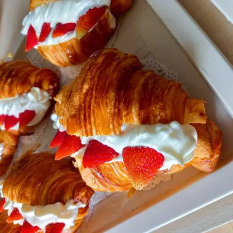 Hình ảnh Combo 2 ngưòi 1 bánh dâu 1 bánh cơ bản và 2 nước
