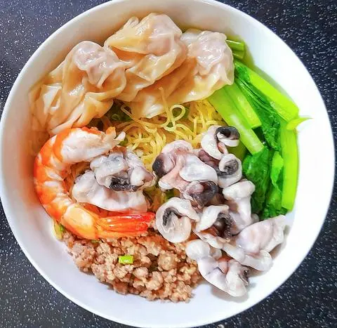 Hình ảnh Mì ( 2 văt), 3v hoành thánh, thịt bằm,tôm ,mực, 