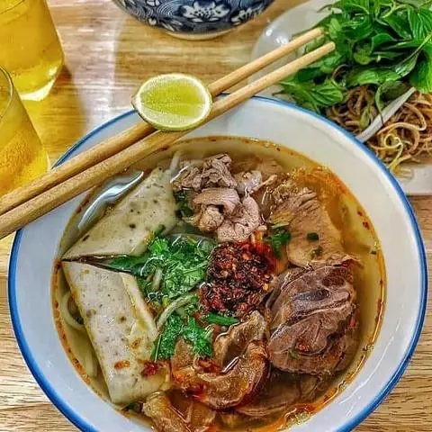Hình ảnh Bún bò - tái nạm chả