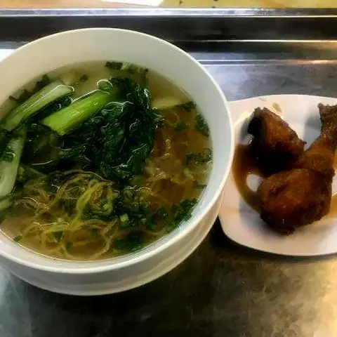 Hình ảnh Hủ tiếu gà da giòn nước