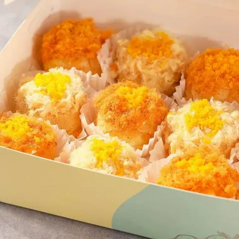 Hình ảnh Bánh su kem chà bông trứng muối