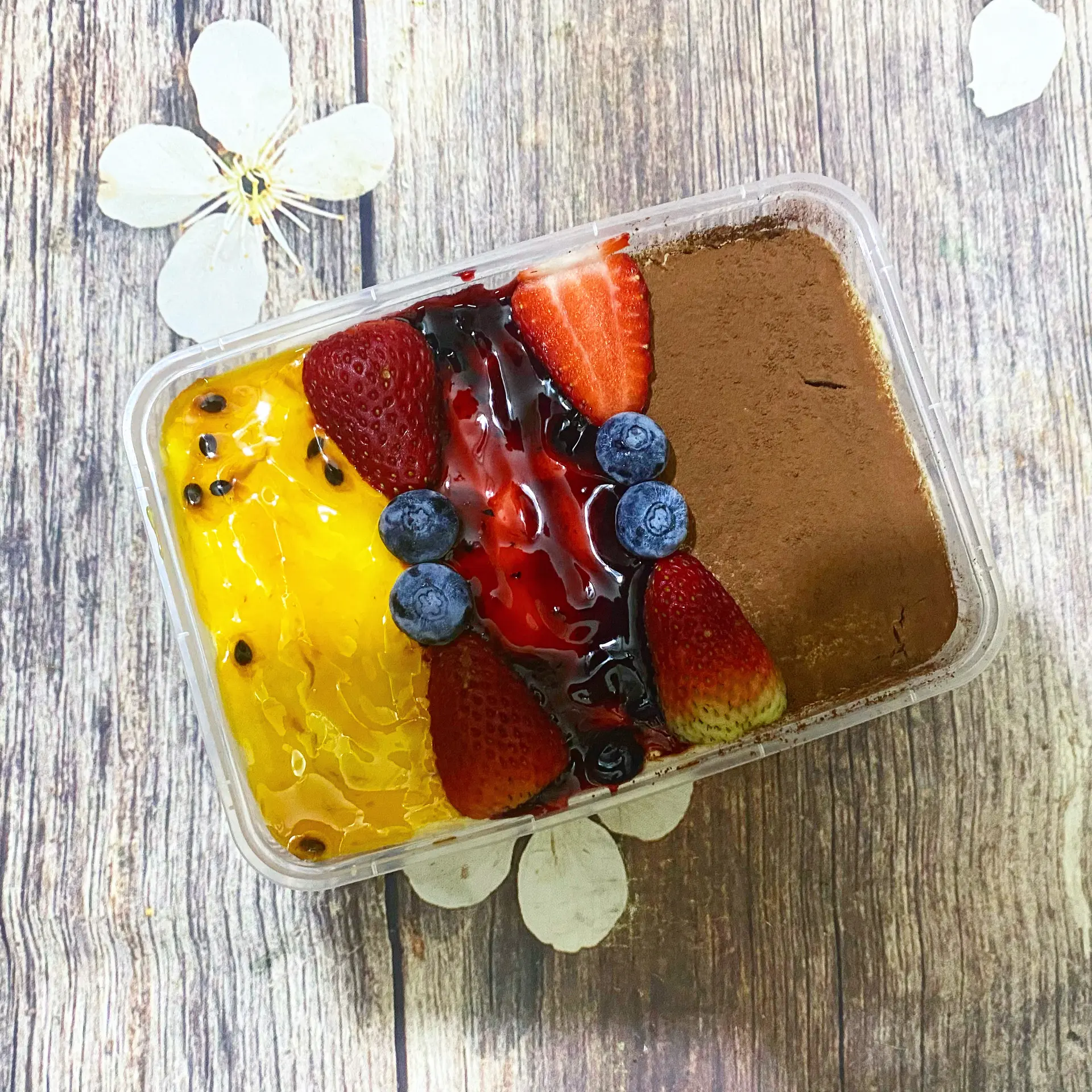 Hình ảnh Tiramisu vị cacao mix việt quất và chanh dây
