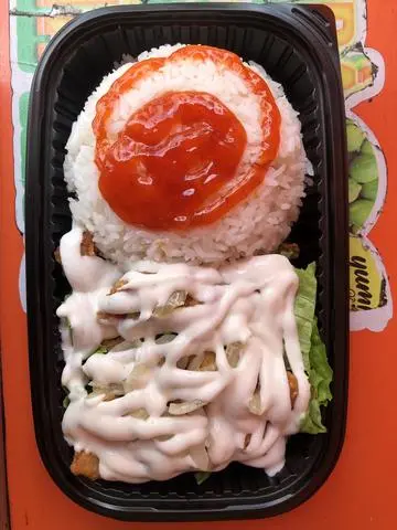 Hình ảnh cơm gà viên sốt kem hành 