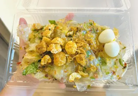 Hình ảnh Phơi sương mỡ hành tốp mỡ