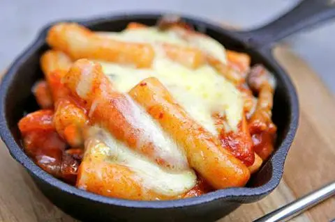 Hình ảnh Bánh gạo chiên sốt cay phủ phô mai đút lò (15 viên)