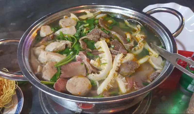 Hình ảnh lẩu nạm + gân + bò viên lớn 