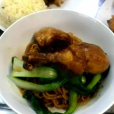 Hình ảnh Hủ tiếu gà da giòn khô