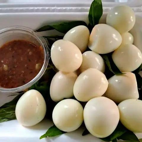 Hình ảnh Trứng cút chấm sốt sa tế muối tắc