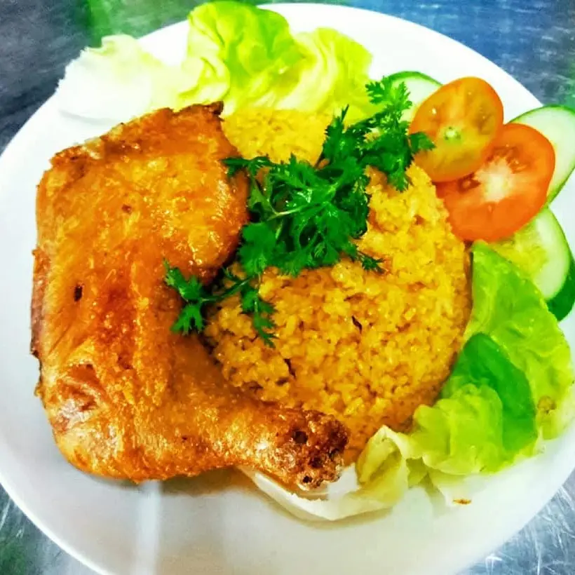 Hình ảnh Cơm chiên gà da giòn ( đùi tỏi)