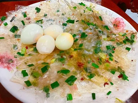 Hình ảnh Bánh tráng trộn mỡ hành trứng cút
