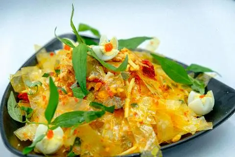 Hình ảnh Bánh tráng trộn truyền thống + khô gà