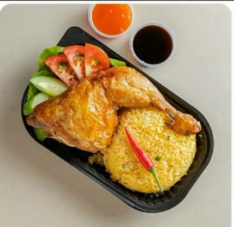 Hình ảnh Cơm chiên gà góc tư da giòn lớn