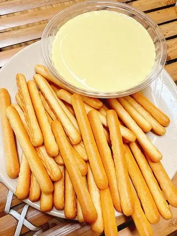 Hình ảnh Bánh Bơ Que Chấm Sốt Kem Trứng 