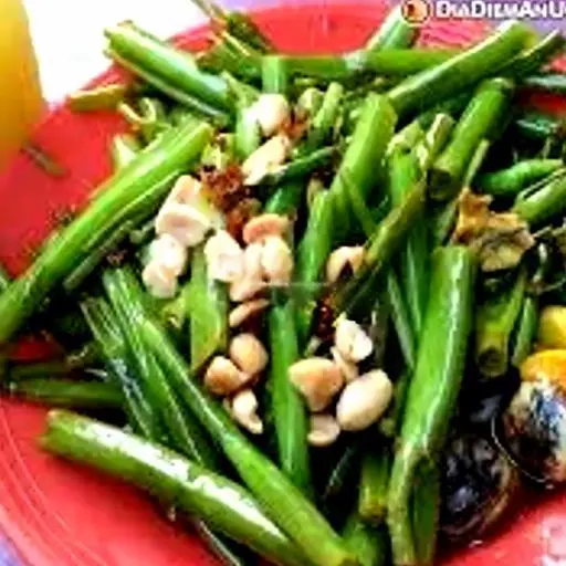 Hình ảnh Cút lộn xào rau muống