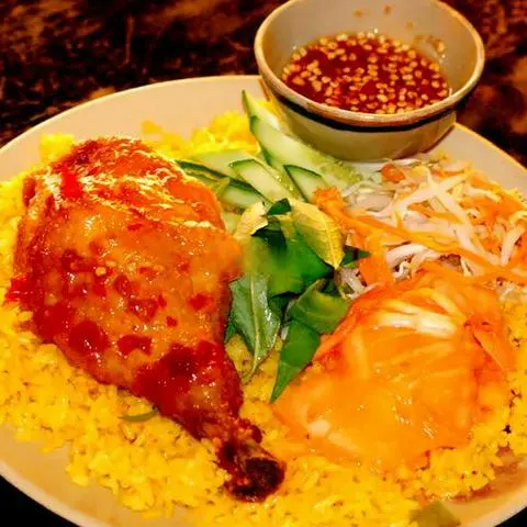 Hình ảnh Cơm đùi gà chiên nước mắm