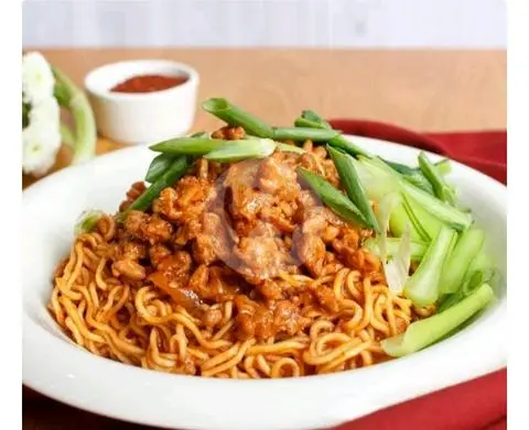Hình ảnh Mì trộn thịt bò