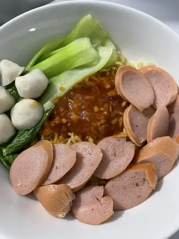 Hình ảnh Mì trộn sốt sate ( xúc xích )