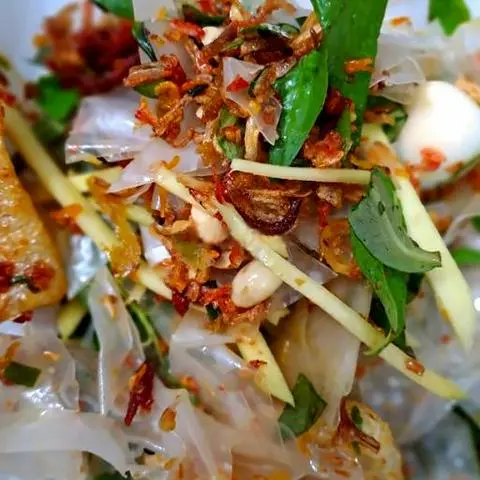 Hình ảnh Bánh tráng dẻo sương trộn da heo trứng cút