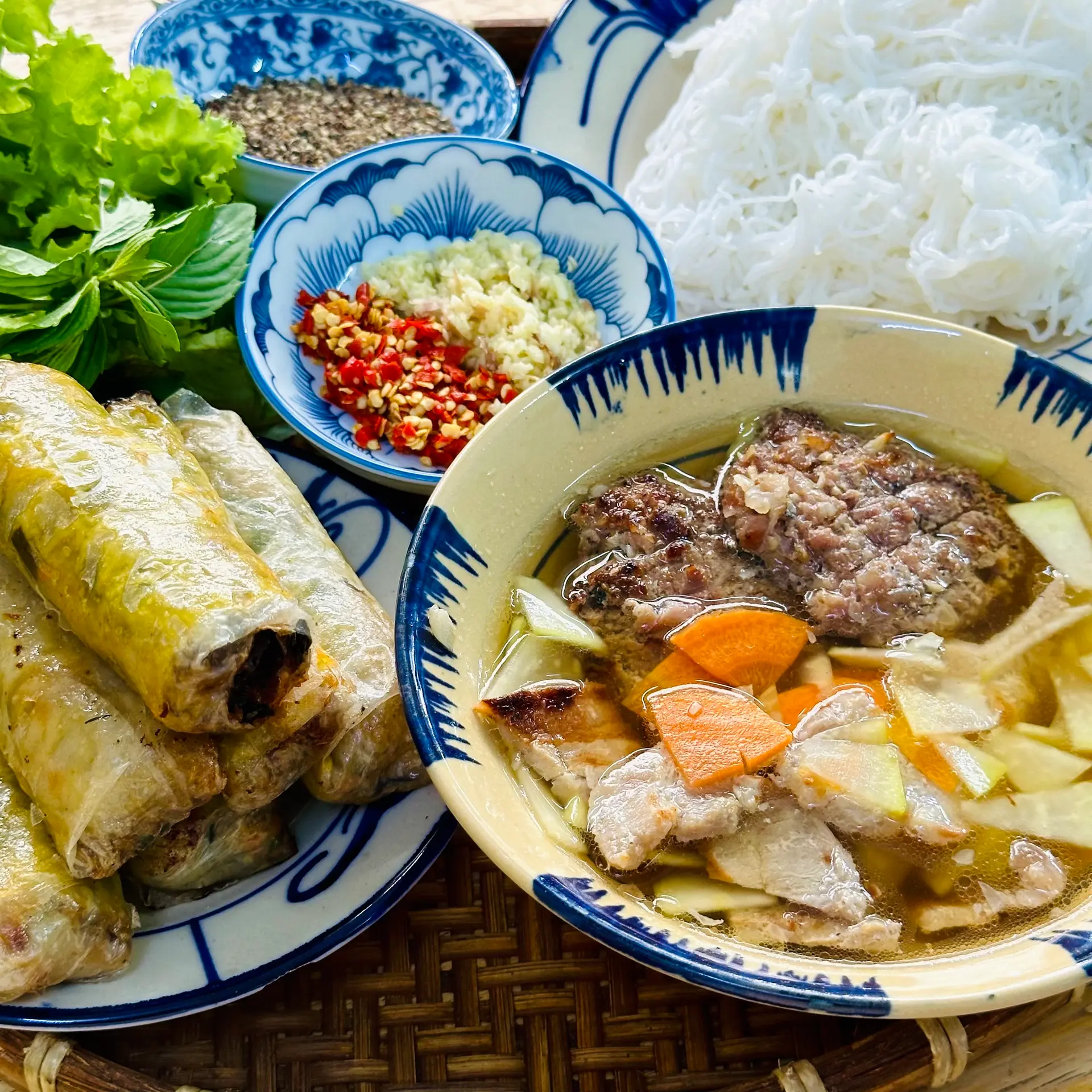 Hình ảnh Combo bún chả 2 người vui vẻ