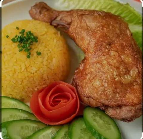 Hình ảnh Cơm Gà Xối Mỡ Đùi Góc Tư lớn chiên nước mắm ( Tặng Trà Tắc)