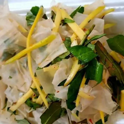 Hình ảnh Bánh tráng dẻo sương trộn muối tắc không trứng cút - muối tôm nhuyễn