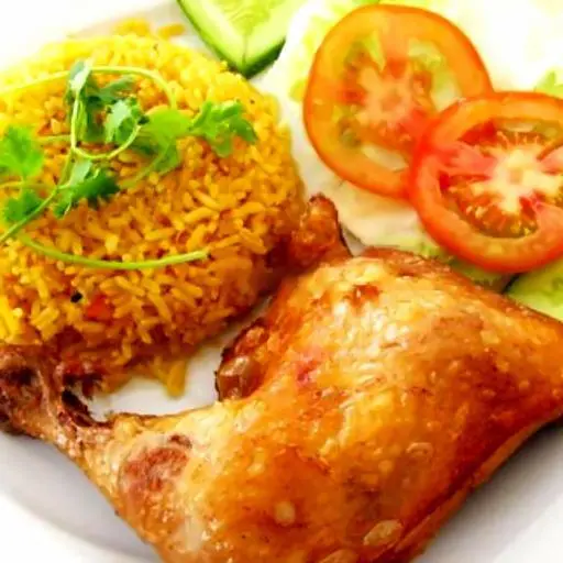 Hình ảnh Cơm gà xối mỡ đùi góc tư