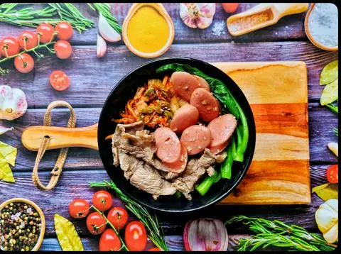 Hình ảnh Mì trộn thịt bò kim chi + xúc xích đức