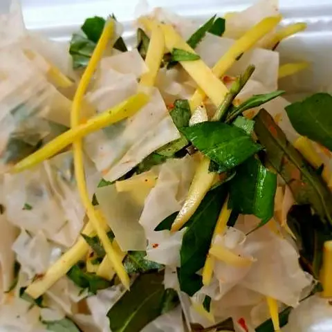 Hình ảnh Bánh tráng dẻo sương trộn muối tắc không trứng cút - chay