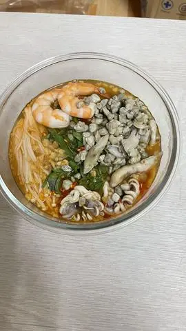 Hình ảnh Bún Ốc Hến Tôm Mực Chua Cay
