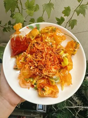 Hình ảnh Bánh tráng cuốn đỏ có sate