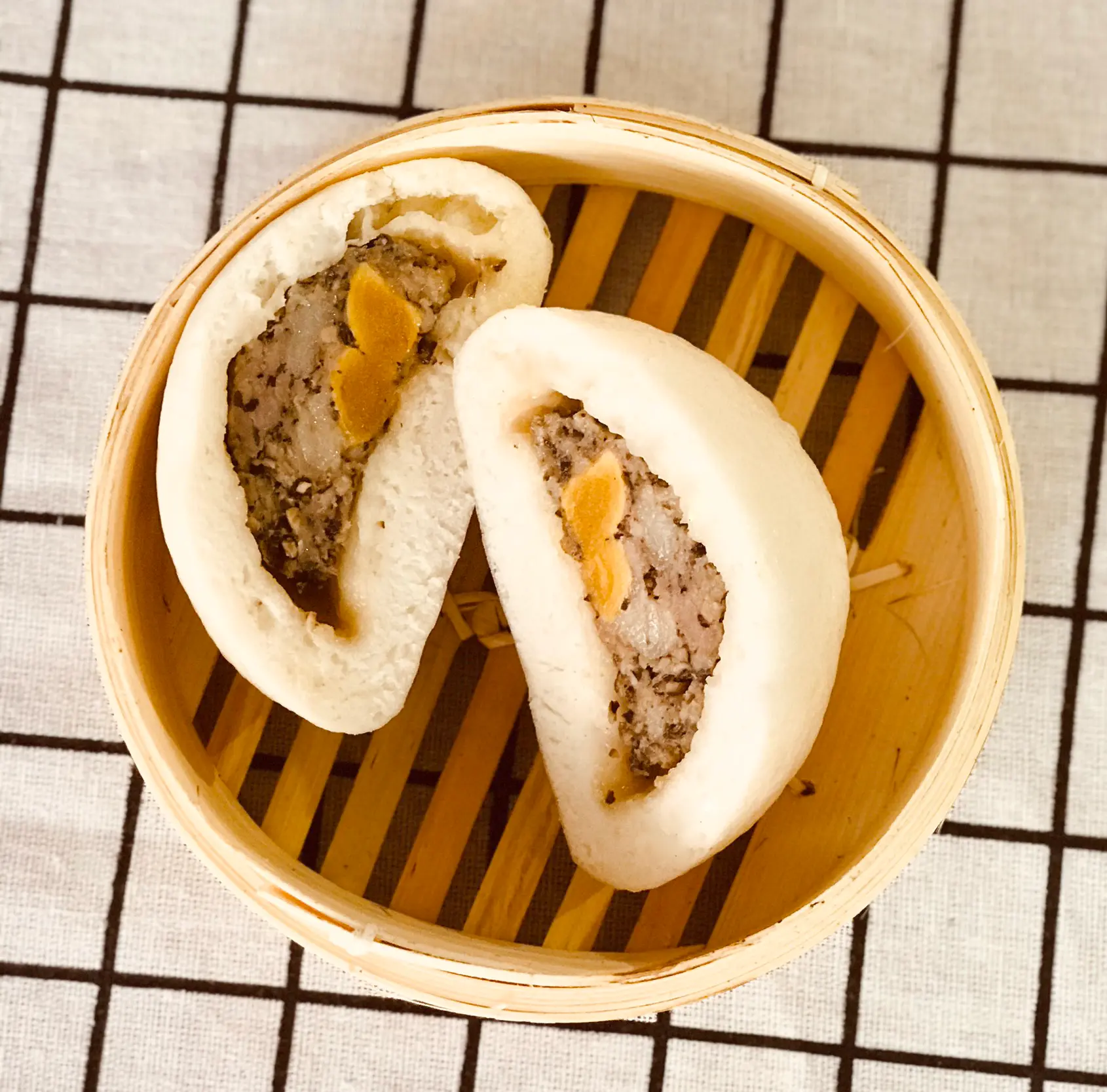 Hình ảnh Bánh bao thập cẩm trứng muối