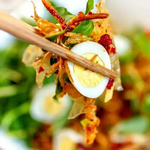 Hình ảnh Bánh Tráng Trộn Truyền Thống Tóp Mỡ 