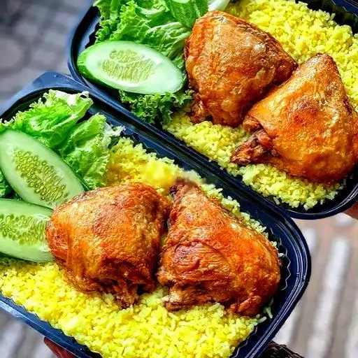 Hình ảnh Cơm gà xối mỡ má đùi