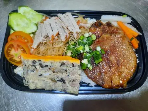 Hình ảnh Cơm Chả + Bì  ( tặng canh )